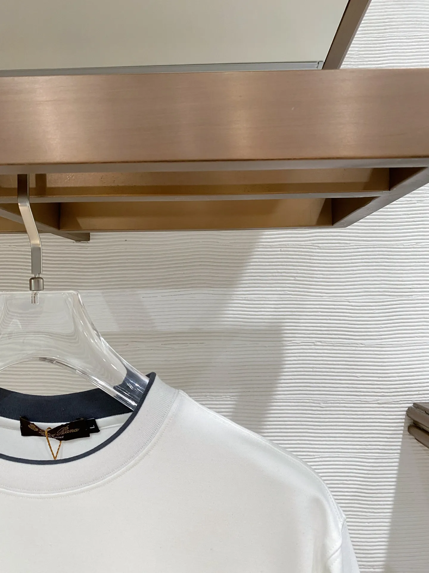 Loro Piana selects high-count smooth fabrics and has a basic round-neck design. It is available in white, Navy Blue and black. The neat tailoring does not flatter the body shape, the low-key texture is hidden in the details, the skin-friendly Breathable fabric is both comfortable and stiff, and the basic round neck shape is suitable for wearing in all seasons. Sizes:M-4XL